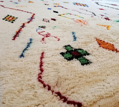 Handgewebter, farbenfroher Beni-Ourain-Teppich – authentischer marokkanischer Berberwollteppich